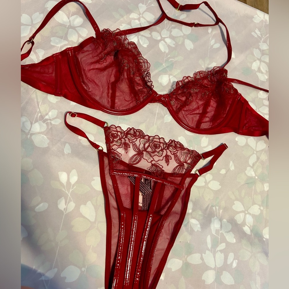 Victoria’s Secret midnight affair set